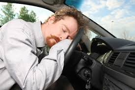 hình ảnh ngủ trên xe rât nguy hiêm